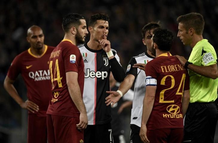 Cristiano Ronaldo bersitengang dengan Alessandro Florenzi. (Filippo Monteforte/AFP).