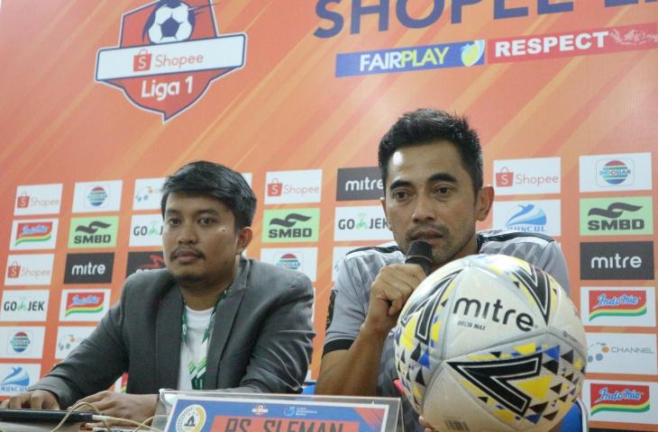 Pelatih PSS Sleman, Seto Nurdiantoro, di konferensi pers jelang laga malawan Arema FC, Selasa (15/5/2019). (www.mxkc.sbs/Irwan febri Rialdi)