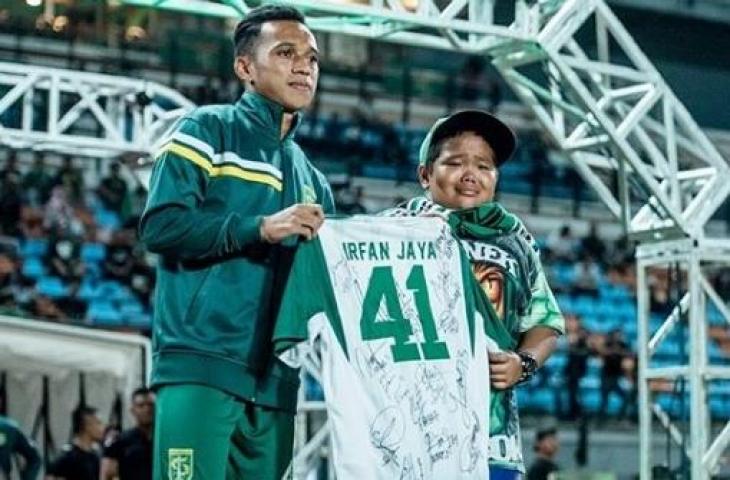 Deni si Bonek cilik bertemu dengan pemain Persebaya, Irfan Jaya (instagram/officialpersebaya)