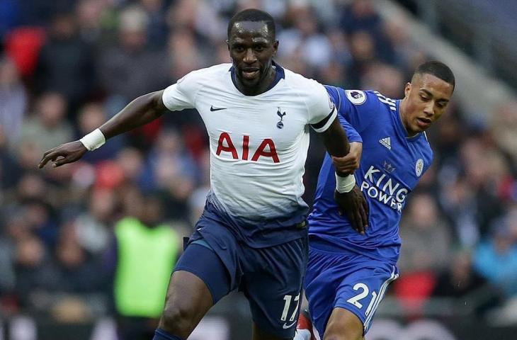 Pemain Tottenham Hotspur, Moussa Sissoko menghindari lawan saat meggiring bola (instagram/moussasissokoofficiel)