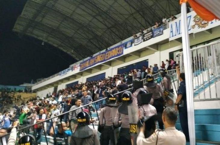 Pertandingan pembuka Liga 1 2019 antara PSS Sleman vs Arema FC di Stadion Maguwoharjo, Sleman, Rabu (15/5/2019), terhenti sementara akibat bentrok suporter kedua kubu. [Suara.com/Adie Prasetyo]