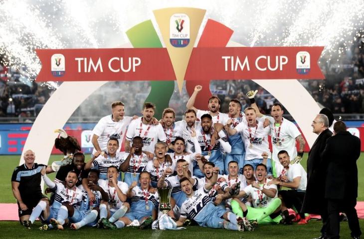 Lazio rebut trofi Coppa Italia 2018/2019 usai kalahkan Atalanta 2-0, Kamis (16/5/2019) dini hari tadi. [ISABELLA BONOTTO / AFP]