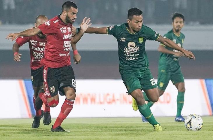 Pemain Persebaya dan Bali United, berebut bola pada pertandingan Liga 1 2019 di Stadion Kapten I Wayan Dipta, Kamis (16/5/2019). (Instagram/officialpersebaya)