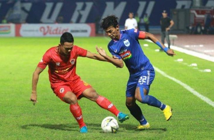 Aksi pemain PSIS Semarang Hari Nur Yulianto saat berduel dengan pemain Kalteng Putra pada lanjutan Liga 1 2019. (Twitter/@psisfcofficial)