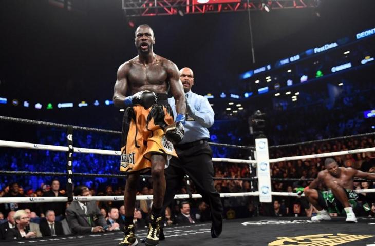 Petinju asal Amerika Serikat, Deontay Wilder sukses mempertahankan sabuk juara dunia kelas berat WBC usai membuat KO Dominic Breazeale di ronde pertama, Minggu (20/5/2019). [Timothy A. CLARY / AFP]