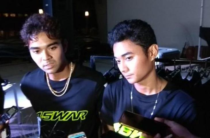 Atlet Jetski andalan Indonesia, Aqsa Sutan Aswar (kanan) bersama sang kakak, Aero Sutan Aswar, di acara launching brand Young Master X 45WAR di Jetski Indonesia Academy, Ancol, Jakarta Utara, Kamis (23/5/2019). [Suara.com/Arief Apriadi]