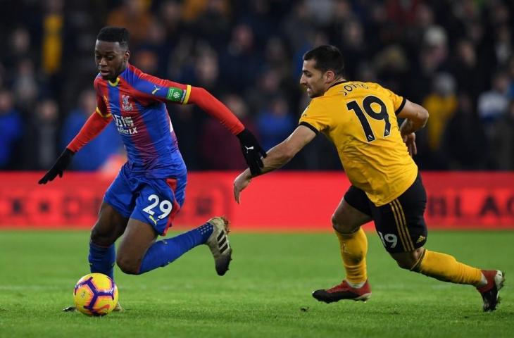 Fullback Crystal Palace, Aaron Wan-Bissaka (kiri) jadi incaran Manchester United, [PAUL ELLIS / AFP]