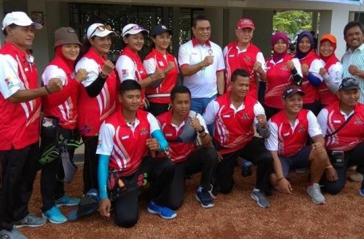 Atlet pelatnas panahan Indonesia bersama Chief de Mission (CdM) kontingen Asian Games Indonesia, Komjen (Pol) Syafruddin di Lapangan Panahan, GBK, Jakarta, Selasa (10/4/2018). [Suara.com/Arief Apriadi].