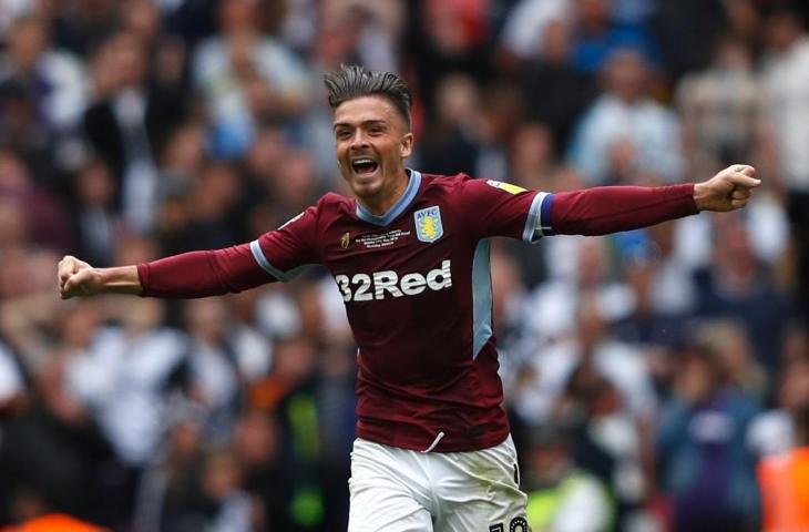 Gelandang sekaligus kapten Aston Villa, Jack Grealish kenakan sepatu butut saat hadapi Derby County di final playoff Championship, Senin (27/5/2019) kemarin. [Adrian DENNIS / AFP]