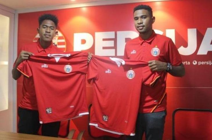 Brief Fatari (kiri) dan Brian Fatari (kanan) saat diperkenalkan sebagai pemain baru Persija Jakarta. [dok. Media Persija]