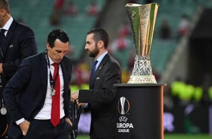 Pelatih Arsenal, Unai Emery tertunduk lesu saat penyerahan medali lantaran gagal juara di final Liga Europa 2018/2019. (KIRILL KUDRYAVTSEV / AFP)