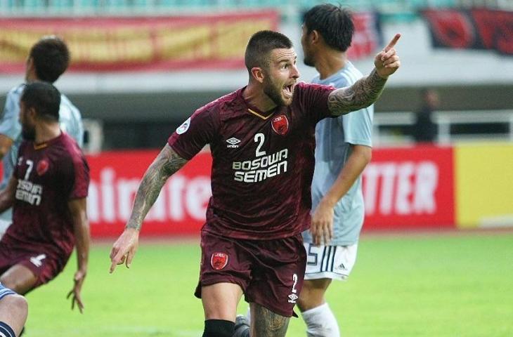 Bek PSM Makassar, Aaron Evans bikin gagal fokus netizen saat mengikuti perayaan ultah rekannya, M. Rahmat. [@aaronevans__ /Instagram]