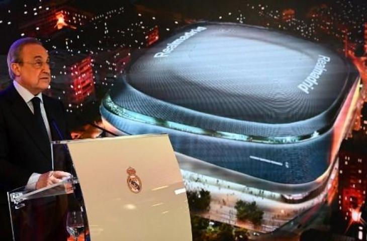 Presiden Real Madrid, Florentino Perez saat menyampaikan rencana renovasi Stadion Santiago Bernabeu. (GABRIEL BOUYS / AFP)