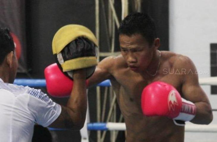 Petinju Daud Yordan saat berlatih di WSBC Boxing Club, Bintaro, Tangerang Selatan, Kamis (11/4). [Suara.com/Ruben Setiawan]