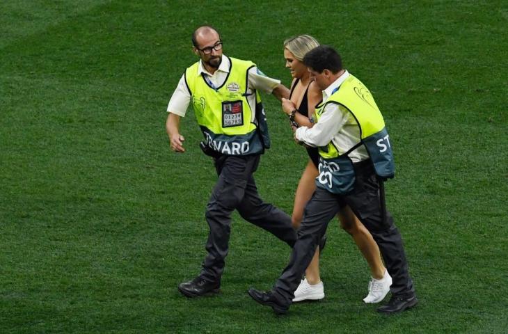 Kinsey Walanski si penyusup seksi di final Liga Champions, Minggu (2/6/2019) dini hari tadi ini pernah liburan ke Indonesia lho. [PIERRE-PHILIPPE MARCOU / AFP]