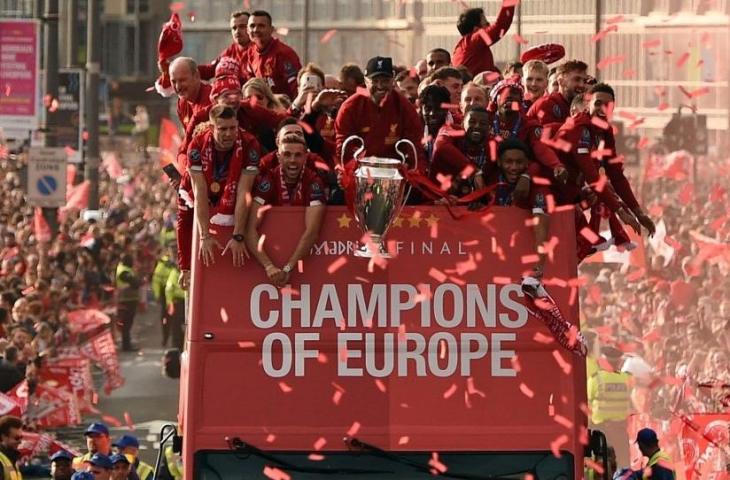 Para pemain Liverpool disambut ribuan penggemarnya saat parade juara Liga Champions dengan bus terbuka di Liverpool, Inggris, Minggu (2/6). [Oli SCARFF / AFP]