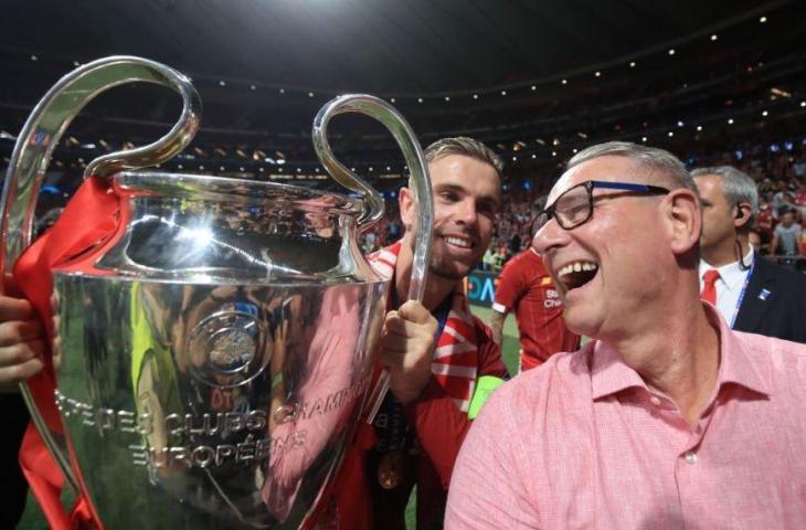 Jordan Henderson nampak berfoto bersama sang ayah, Brian Henderson usai merengkuh trofi Liga Champions 2018/2019. (Twitter/@DeniseKEvans)