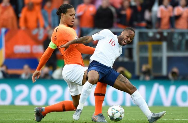 Bek Timnas Belanda, Virgil van Dijk menghalau pergerakan penyerang Timnas Inggris, Raheem Sterling di babak semifinal UEFA Nations League, Jumat (7/6 2019) dini hari tadi. [MIGUEL RIOPA / AFP]