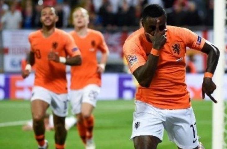 Pemain depan Belanda Quincy Promes merayakan golnya setelah menjebol gawang Inggris di semifinal UEFA Nations League. (MIGUEL RIOPA / AFP)