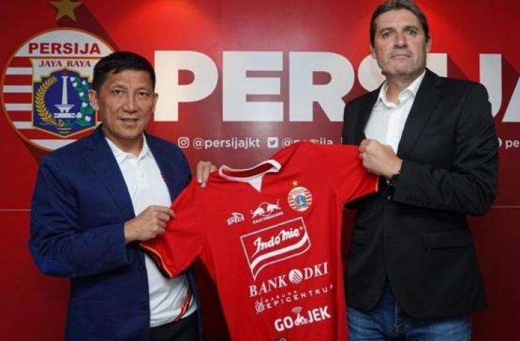 Pelatih anyar Persija Julio Banuelos (kanan) dan CEO Persija Ferry Paulus (kiri). (Dok. Media Persija)