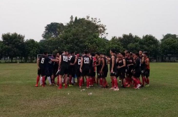 Skuat Persija Jakarta usai latihan mengerjai Bambang Pamungkas yang sedang berulang tahun, Senin (10/6/2019). (Suara.com / Adie Prasetyo)