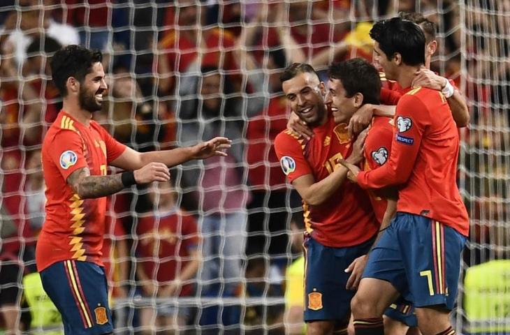 Para penggawa Timnas Spanyol merayakan kemenangan setelah menang 3-0 atas Swedia di penyisihan Grup F Kualifikasi Euro 2020, Selasa (11/6/2019) dini hari tadi. [OSCAR DEL POZO / AFP]