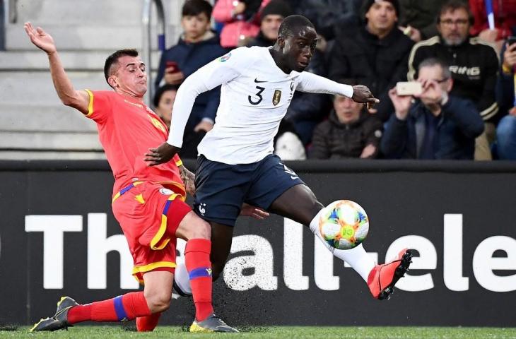 Bek Timnas Prancis, Ferland Mendy (kanan) berebut bola dengan pemain Andorra, Chus Rubio di ajang Kualifikasi Piala Eropa 2020 beberapa waktu lalu. [FRANCK FIFE / AFP]