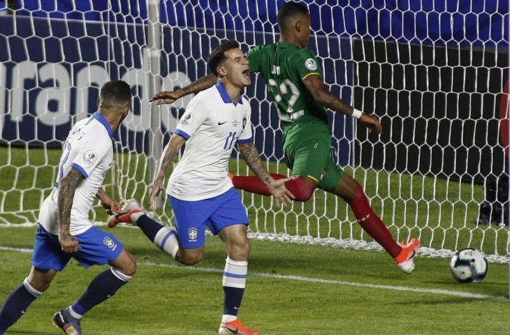 Phillipe Coutinho merayakan golnya ke gawang Bolivia di laga pembuka Copa America 2019. Dalam laga tersebut Brasil menang telak 3-0, Sabtu (15/6/2019). [MIGUEL SCHINCARIOL / AFP]