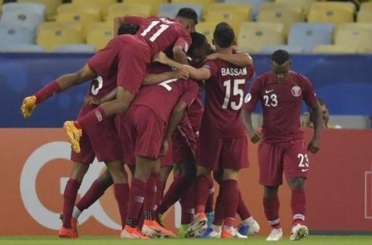 Selebrasi para pemain Qatar usai membobol gawang Paraguay sehingga kedudukan berakhir imbang 2-2 pada fase Grup B Copa America 2019. (PEDRO UGARTE / AFP)