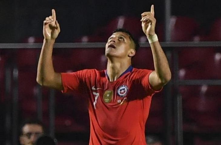 Selebrasi penyerang Chile, Alexis Sanchez usai cetak gol ke gawang Jepang. Pada laga perdananya di Copa America 2019, Chile sukses melumat Jepang dengan skor 4-0, Selasa (18/6/2019) dini hari tadi. [NELSON ALMEIDA / AFP]