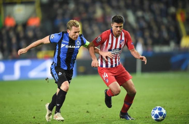 Rodrigo (kanan) berebut bola dengan pemain Brugge di penyisihan Liga Champions lalu. [JOHN THYS / AFP]