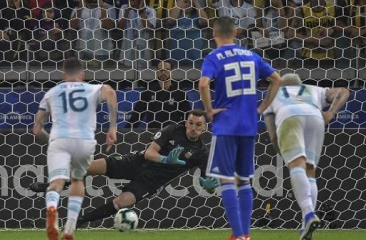 Kiper Argentina, Franco Armani, sukses menghalau sepakan penalti pemain Paraguay di Copa America 2019. (LUIS ACOSTA / AFP)