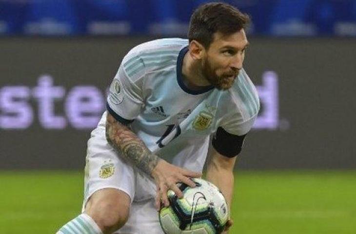 Bintang Argentina, Lionel Messi merayakan golnya ke gawang Paraguay dari titik penalti di Copa America 2019. (Luis ACOSTA / AFP)