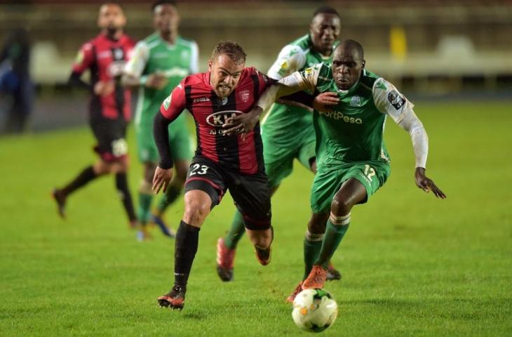 Pemain Timnas Kenya, Joash Onyango (kanan) mendadak viral di media sosial. [TONY KARUMBA / AFP]