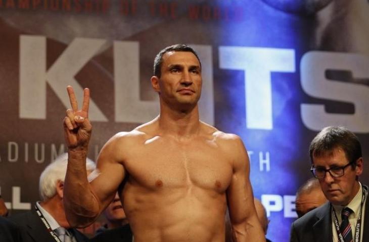 Eks juara tinju kelas berat, Wladimir Klitschko saat melakoni sesi timbang badan jelang menghadapi petinju Anthony Joshua beberapa waktu silam. [ADRIAN DENNIS / AFP]