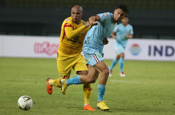 Pesepak bola Bhayangkara FC Anderson Aparecido Salles (kiri) berebut bola dengan pesepak bola Persela Lamongan Alex Dos Santos (kanan) dalam lanjutan pertandingan Liga-1 2019 di Stadion Patriot Chandrabhaga, Bekasi, Jawa Barat, Rabu (26/6/2019). Pertandingan tersebut dimenangkan Bhayangkara FC dengan skor 3-1. ANTARA FOTO/Aro Ima/MRH/wsj.