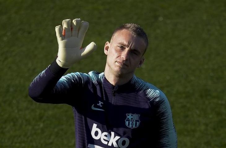 Kiper Barcelona, Jasper Cillessen resmi diboyong Valencia dengan nilai transfer sebesar 35 juta euro. [JOSEP LAGO / AFP]