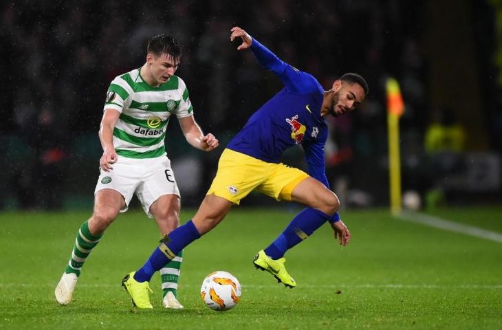 Bek muda Celtic, Kieran Tierney (kiri) berebut bola dengan pemain Liepzig. (ANDY BUCHANAN / AFP)