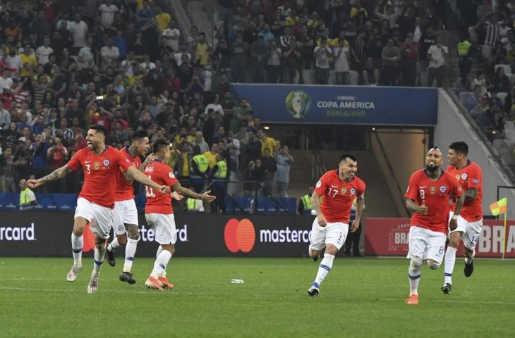 Para pemain Timnas Chile merayakan kemenangan usai kalahkan Kolombia lewat adu penalti di babak perempat final Copa America 2019, Sabtu (29/6/2019). [Nelson ALMEIDA / AFP]