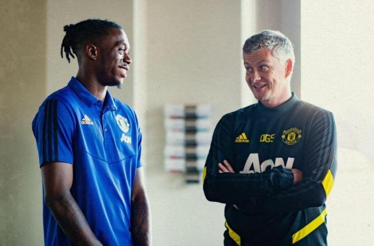 Rekrutan anyar Manchester United, Aaron Wan-Bissaka saat berbincang dengan manajer Ole Gunnar Solskjaer. (Twitter/@ManUtd)