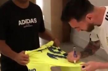 Dikira Kidal, Messi Buat Kaget Netizen saat Tanda Tangani Jersey Ini