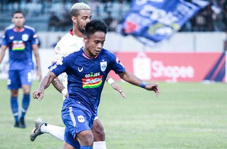 Pemain PSIS Semarang menggiring bola dalam lanjutan Liga 1 2019 di Stadion Moch Soebroto, Magelang, Minggu (30/6/2019). (Instagram/@psisfcofficial)