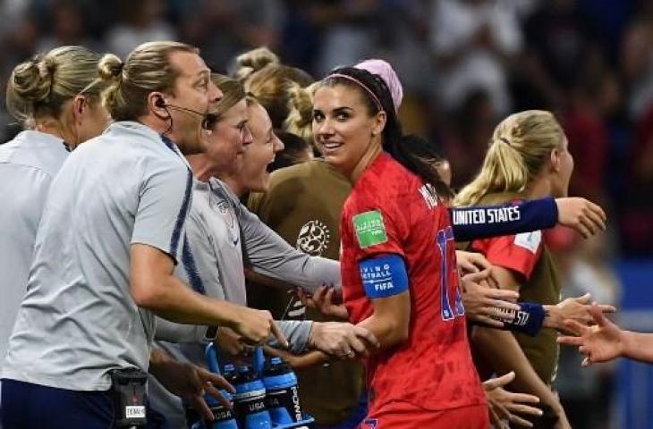 Selebrasi bintang Timnas Putri Amerika Serikat, Alex Morgan saat mencetak gol ke gawang Inggris pada semifinal Piala Dunia Wanita 2019. (FRANCK FIFE / AFP)