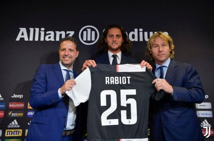 Adrien Rabiot saat diperkenalkan sebagai pemain baru Juventus. (Twitter/@juventusfc)