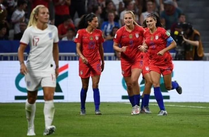 Para penggawa Timnas Putri Amerika Serikat saat turut merayakan gol yang diciptakan oleh Alex Morgan ke gawang Inggris di semifinal Piala Dunia Wanita 2019. (FRANCK FIFE / AFP)