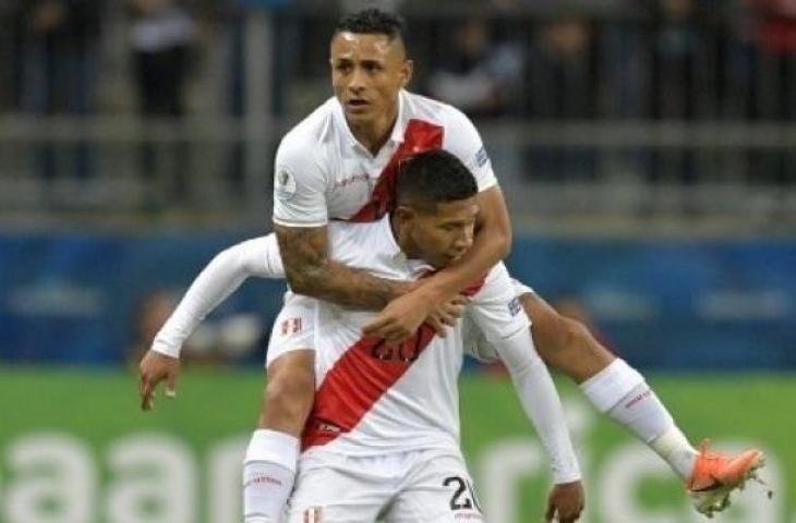 Pemain Peru, Edison Flores merayakan golnya bersama Yoshimar Yotun setelah menjebol gawang Chile di semifinal Copa America 2019. (Raul ARBOLEDA / AFP)