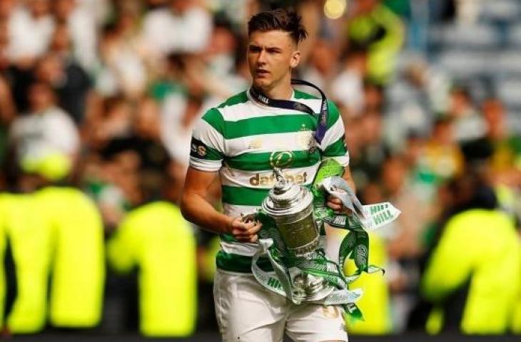 Bek Celtic FC, Kieran Tierney saat membawa trofi juara Liga Utama Skotlandia 2019. (Instagram/@kierantierney)