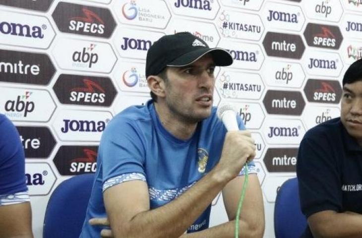 Pelatih PSIM Yogyakarta, Vladimir Vujovic, saat memberi keterangan pers menjelang pertandingan kontra Mitra Kukar, Selasa (25/6/2019). (Dok. Media Officer PSIM)