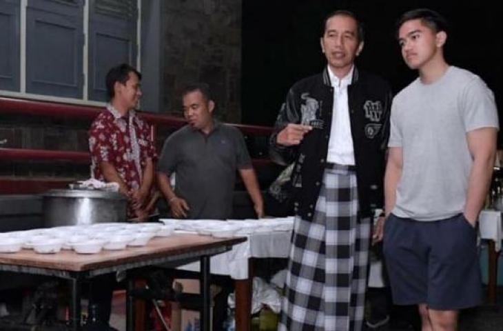 Presiden Joko Widodo mengenakan sarung saat menyambut malam pergantian tahun 2019 di Wisma Bayurini, Istana Kepresidenan Bogor, Senin (31/12/2018). [Biro Setpres]