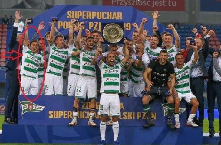 Egy Maulana saat merayakan gelar juara Piala Super Polandia. (Instagram/@lechia_gdansk)